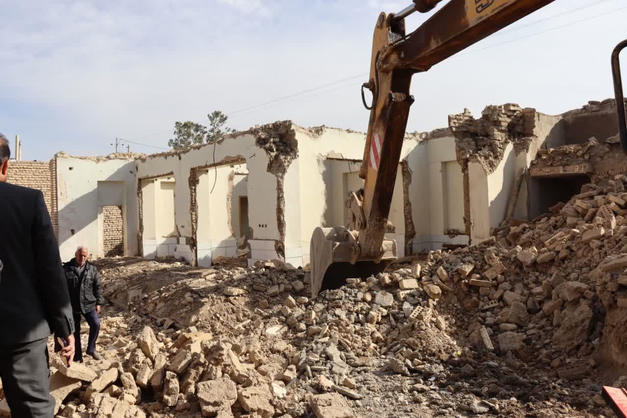 تخریب و آزادسازی ساختمان واقع در مسیر تعریض خیابان فردوسی و مولوی شهر زیار
