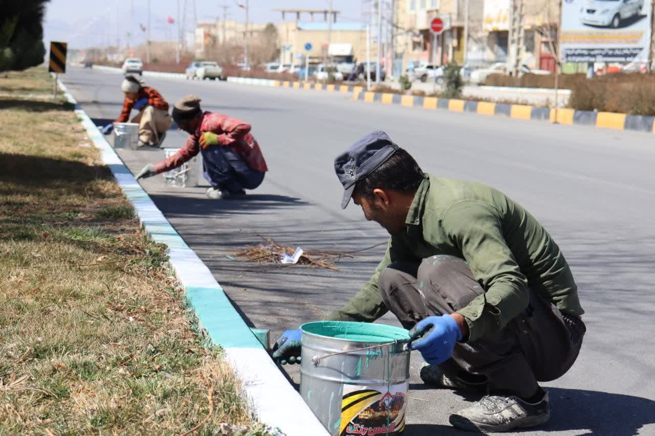 اجرای عملیات رنگ آمیزی جداول سطح شهر در آستانه عید نوروز