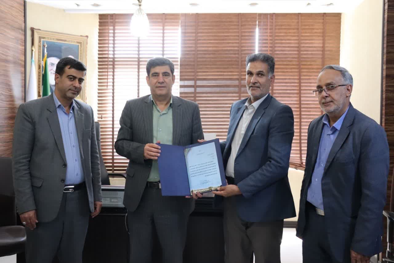 تقدیر از مهندس داودی توسط جناب آقای مرتضوی، بخشدار مرکزی اصفهان و جناب آقای بهرامی عضو شورای بخش به مناسبت روز شهردار