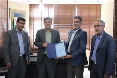 تقدیر از مهندس داودی توسط جناب آقای مرتضوی، بخشدار مرکزی اصفهان و جناب آقای بهرامی عضو شورای بخش به مناسبت روز شهردار